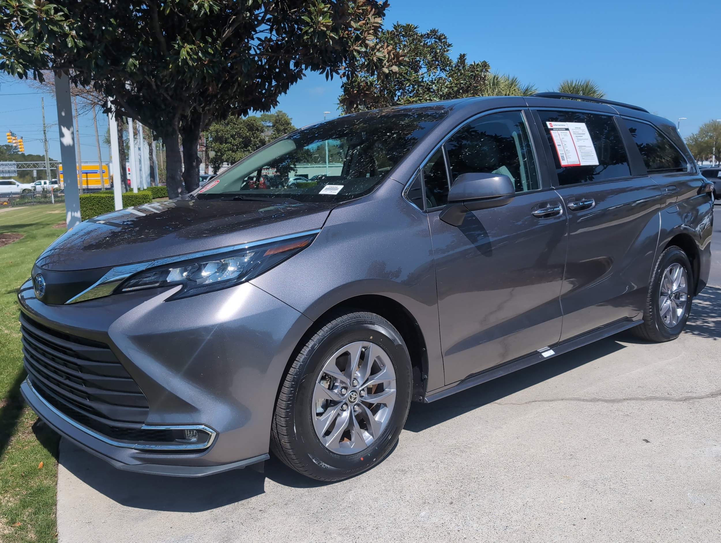 2024 Toyota Sienna XLE photo 4