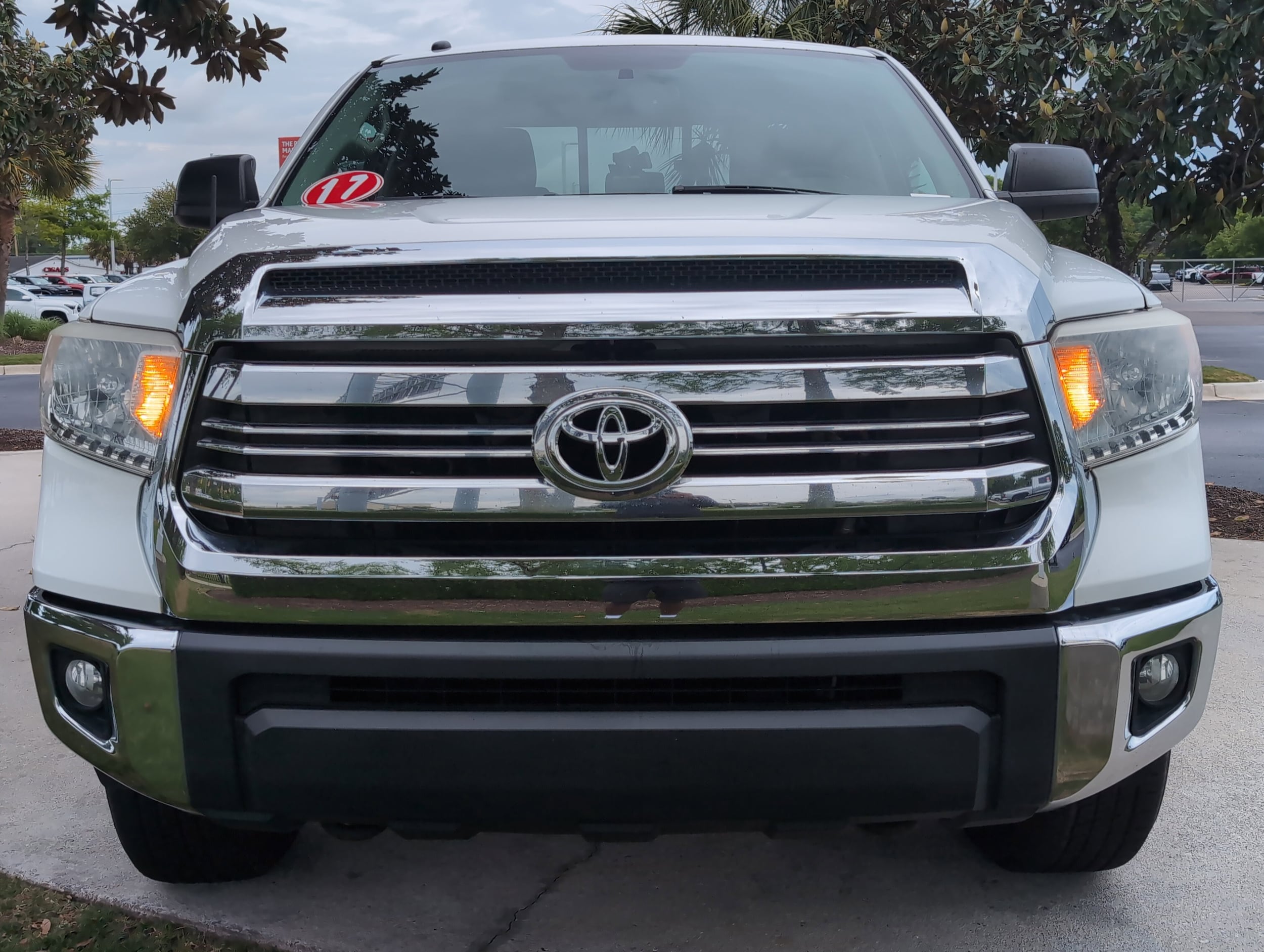 2017 Toyota Tundra 4WD SR5 photo 2