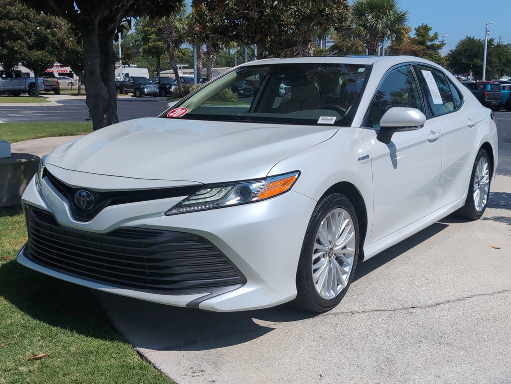 Used 2020 Toyota Camry Hybrid XLE Sedan