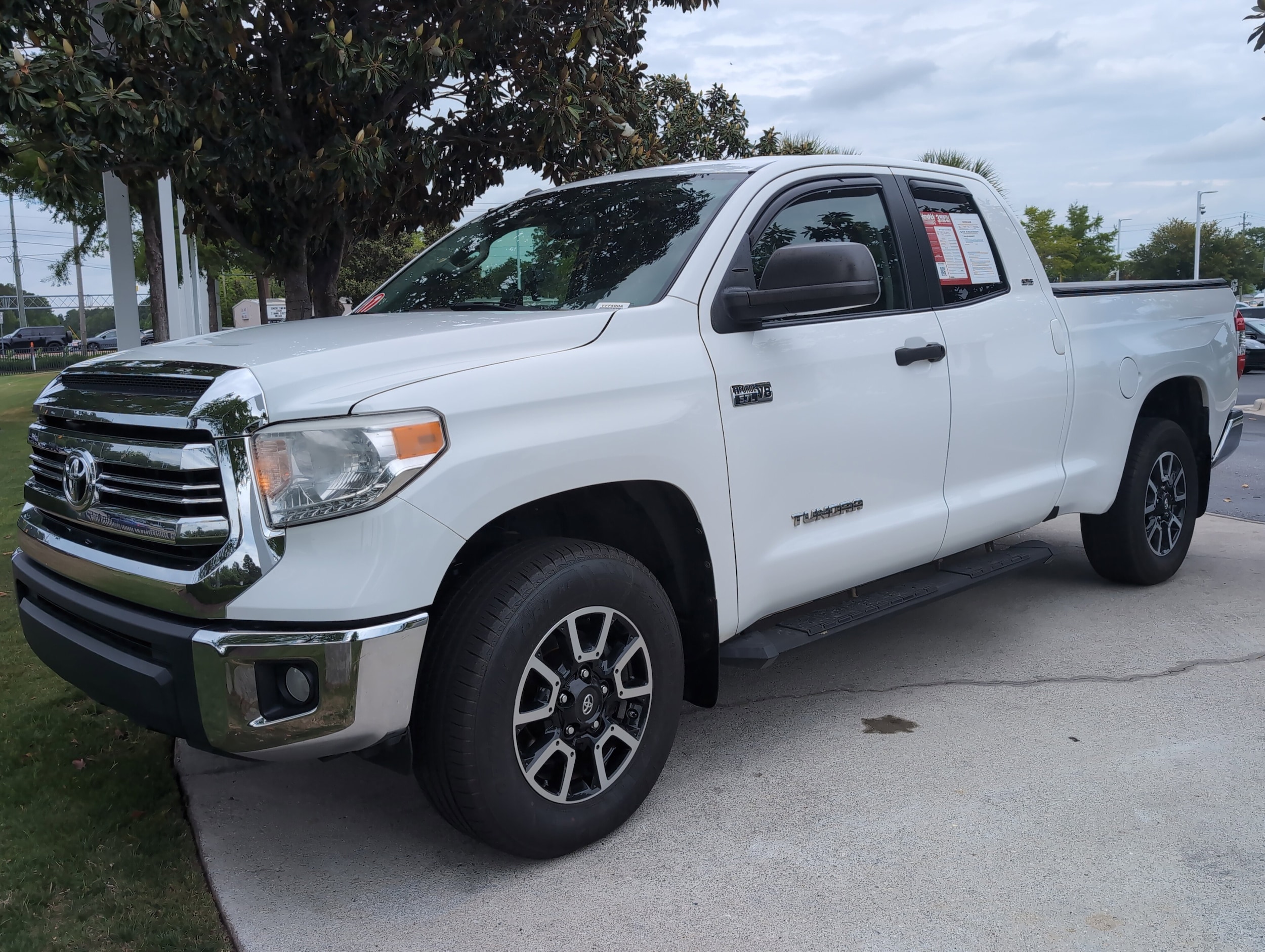 2017 Toyota Tundra 4WD SR5 photo 4
