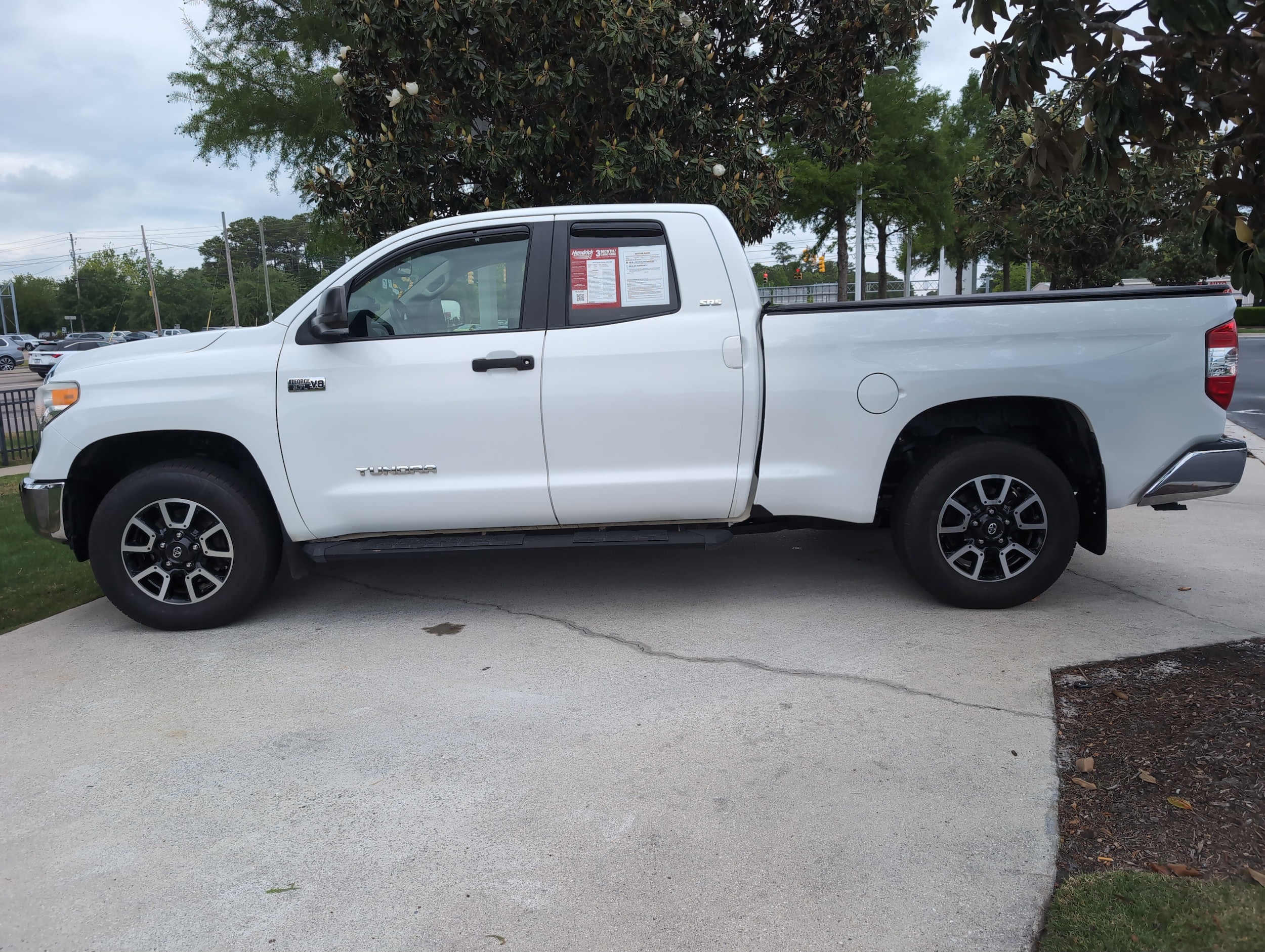 2017 Toyota Tundra 4WD SR5 photo 6