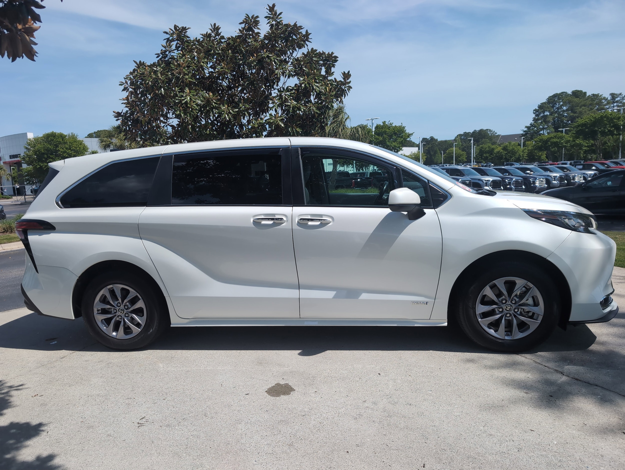 2021 Toyota Sienna XLE photo 6