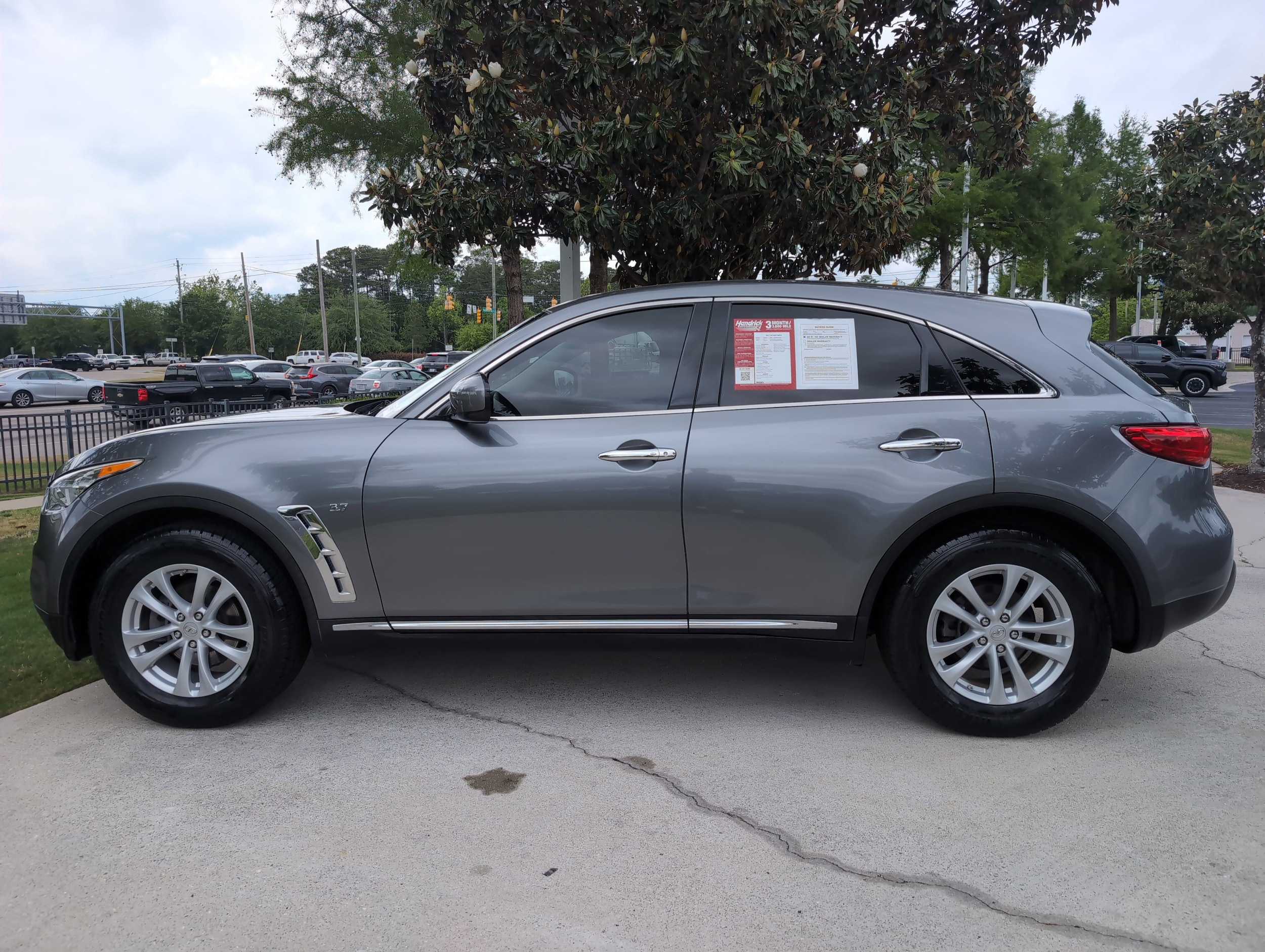 2017 INFINITI QX70 photo 6