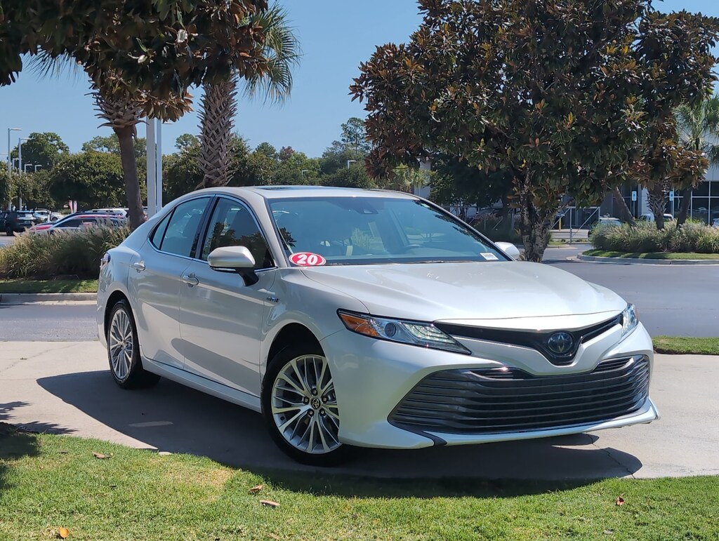 Used 2020 Toyota Camry Hybrid XLE Sedan