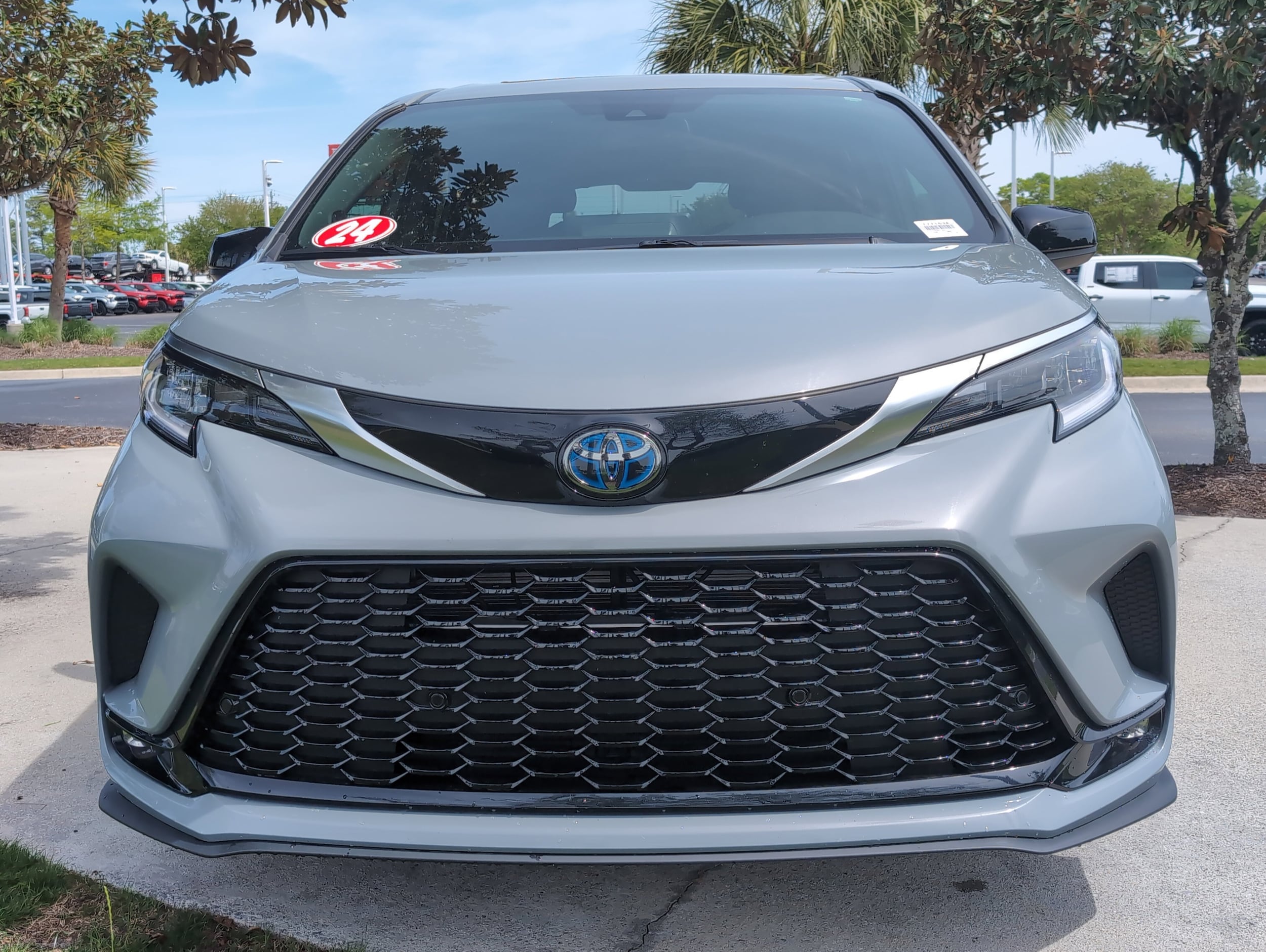 2024 Toyota Sienna XSE photo 2