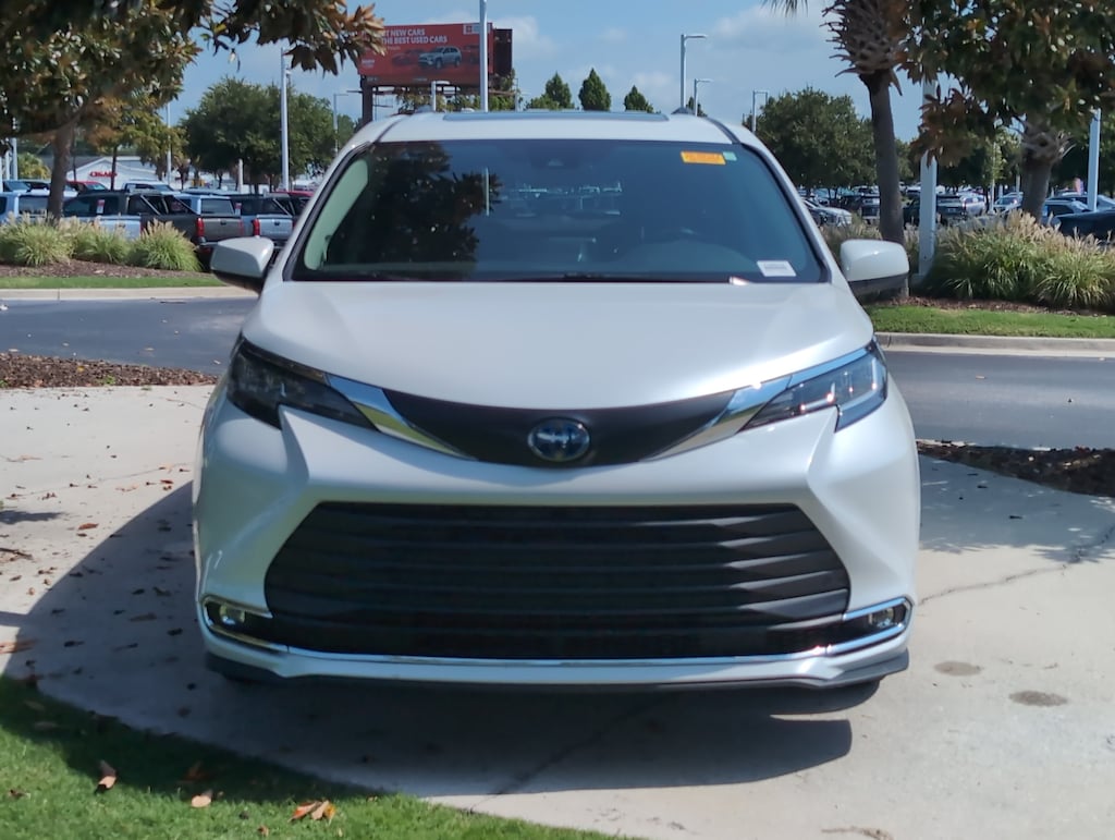 Certified 2022 Toyota Sienna XLE Minivan