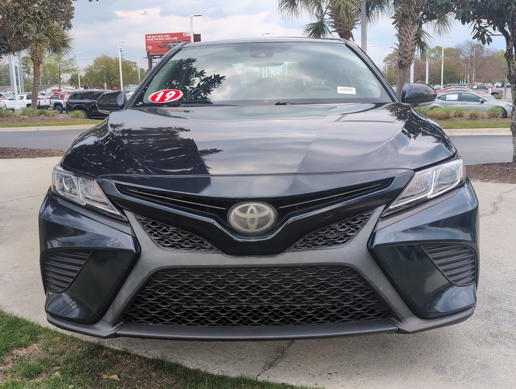 Used 2019 Toyota Camry SE Sedan