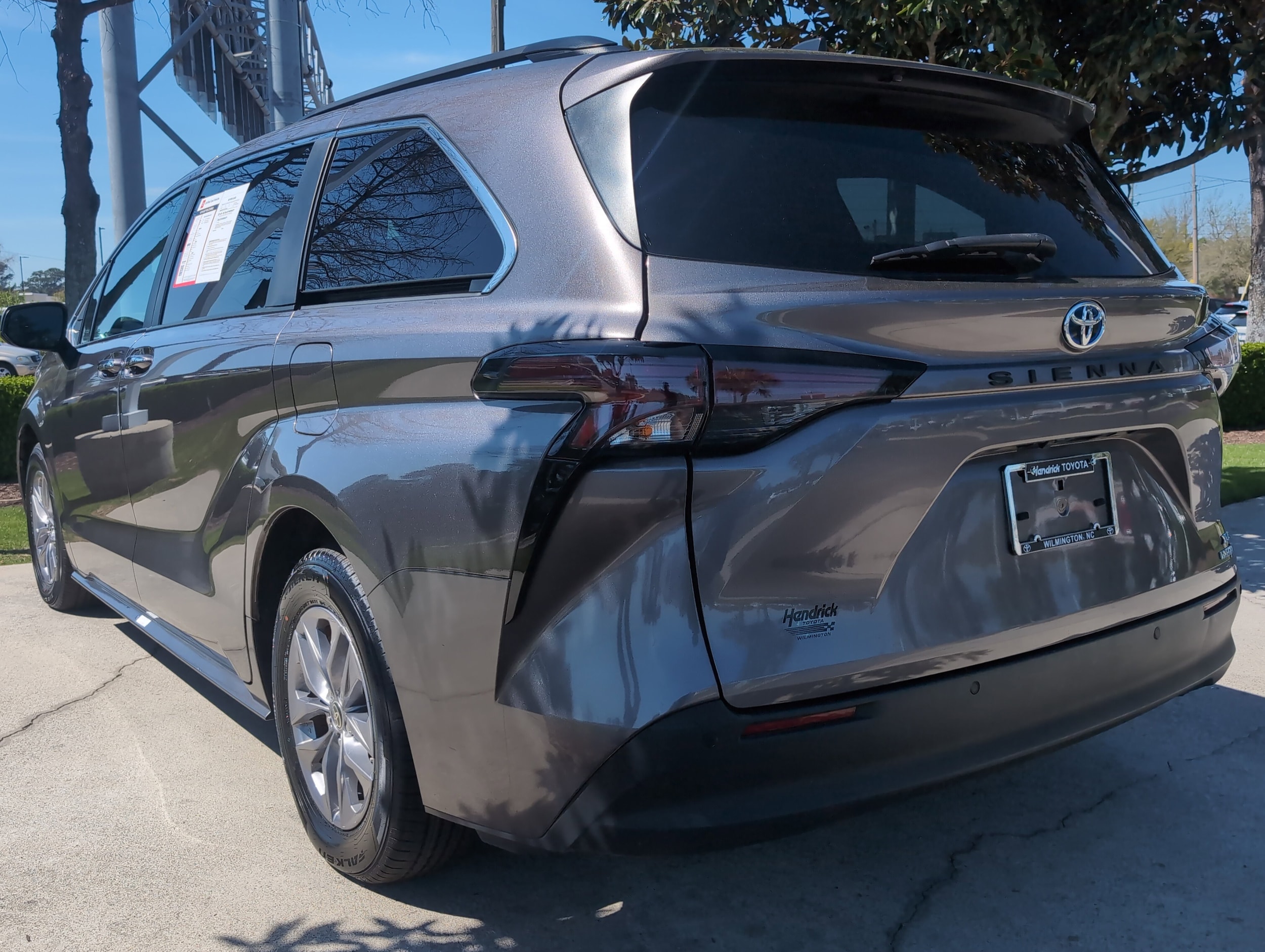 2024 Toyota Sienna XLE photo 3