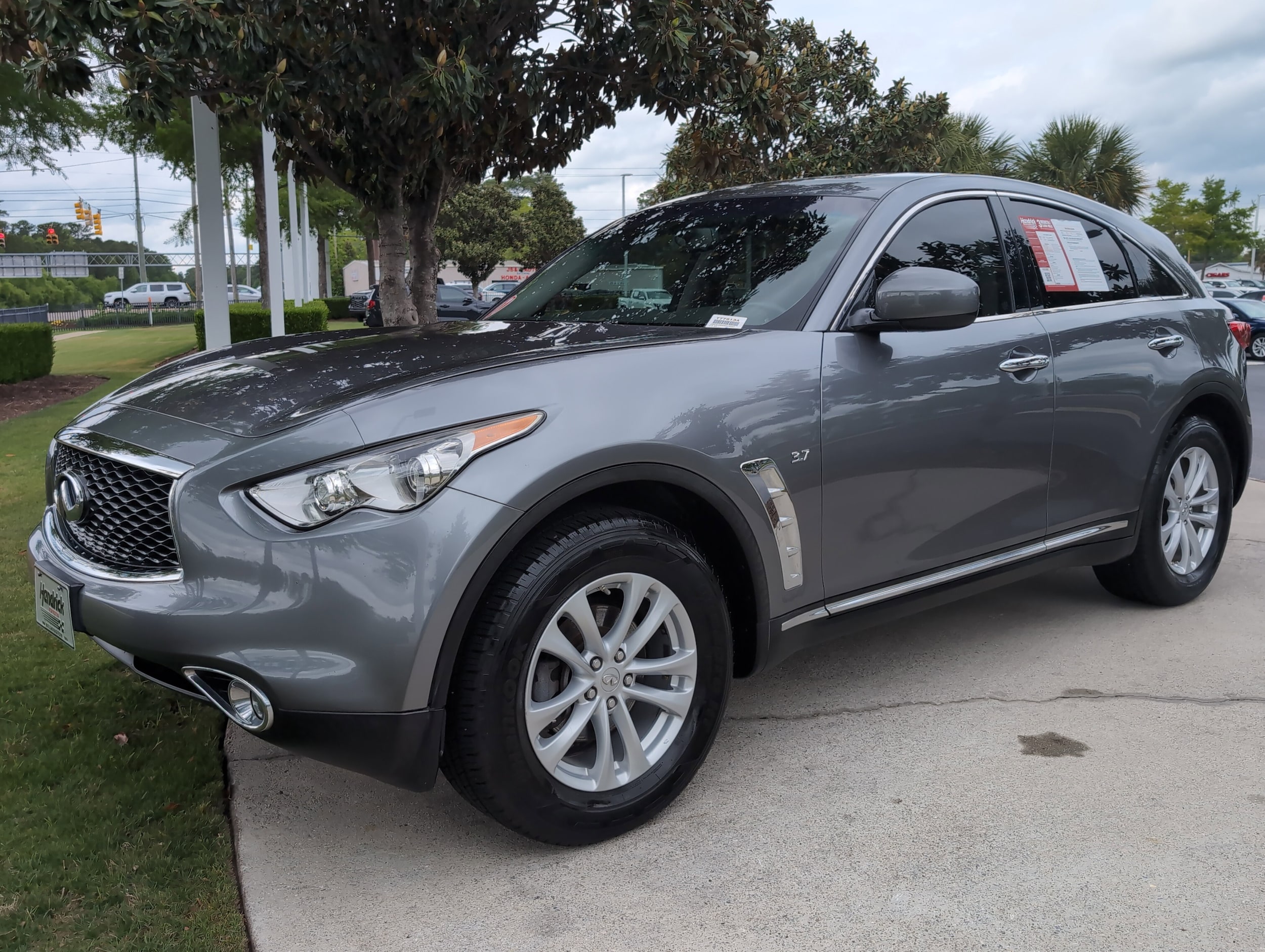 2017 INFINITI QX70 photo 4