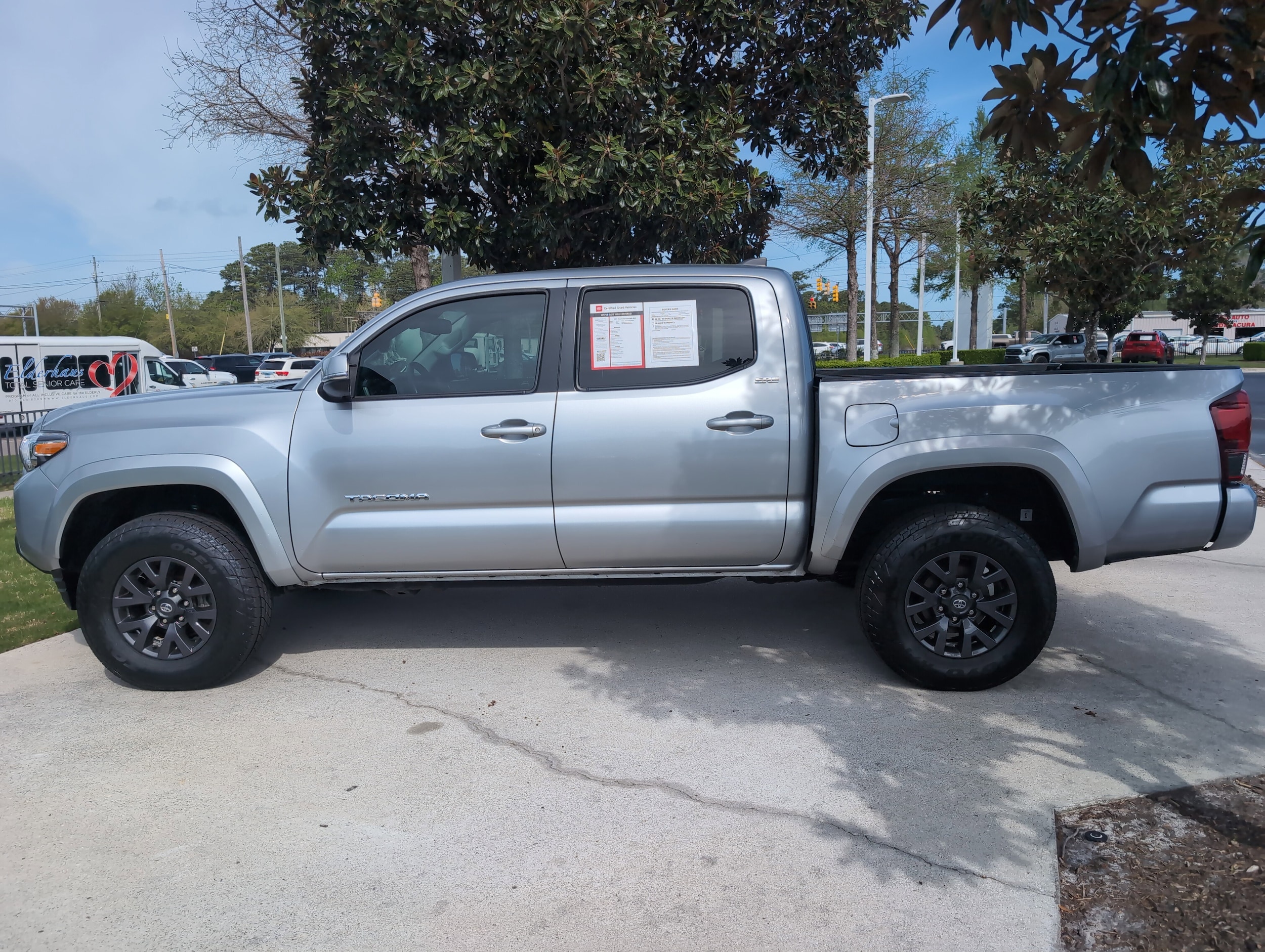 2023 Toyota Tacoma 4WD SR5 photo 6