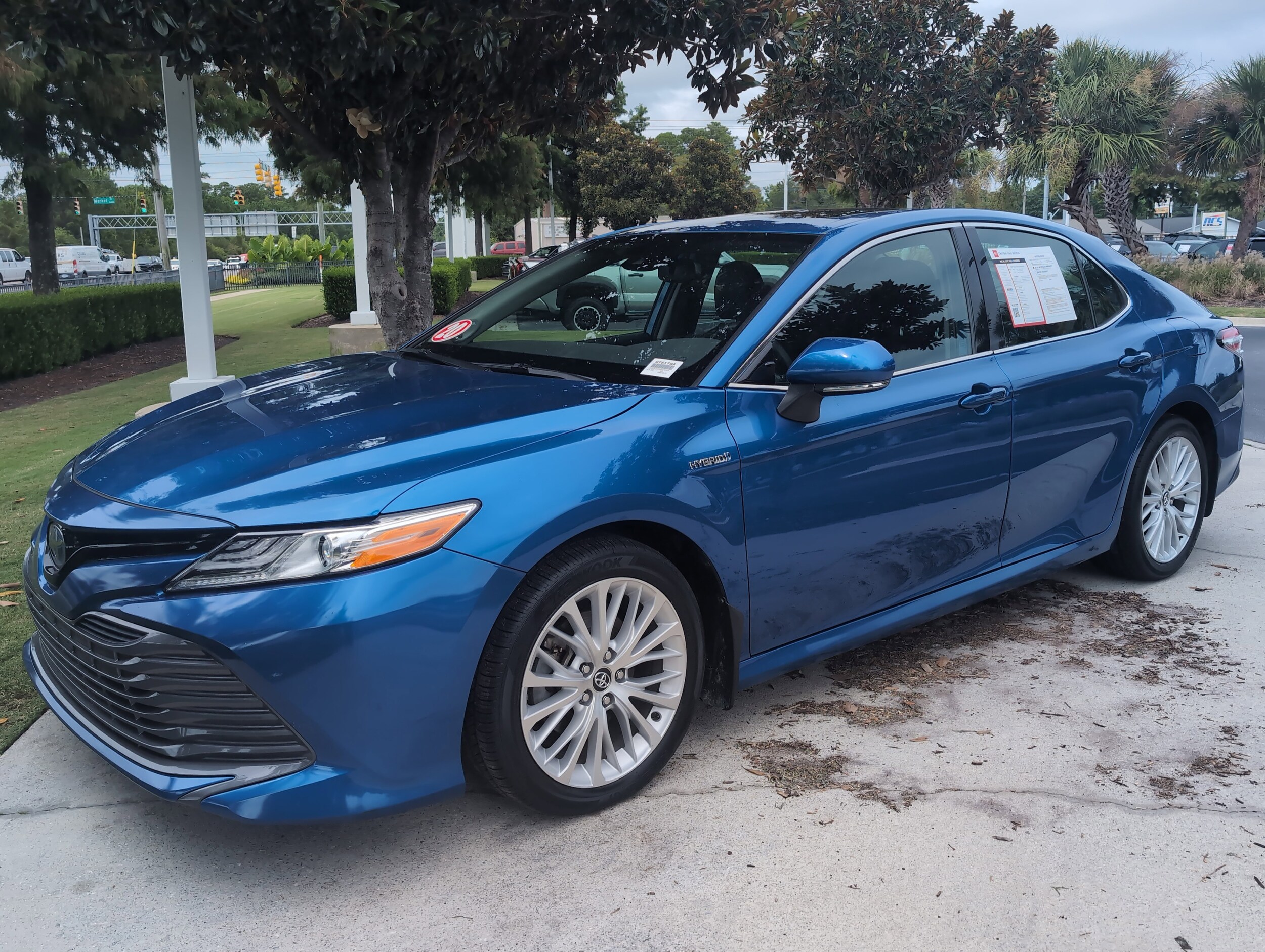 2020 Toyota Camry Hybrid XLE photo 3