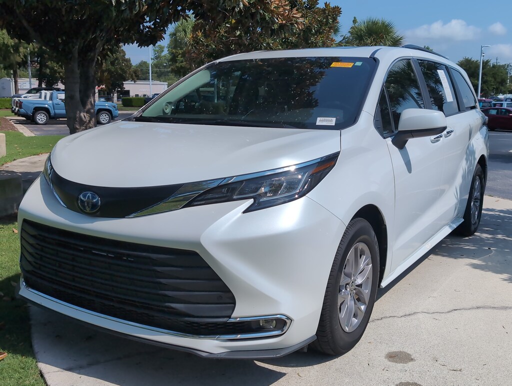 Certified 2022 Toyota Sienna XLE Minivan