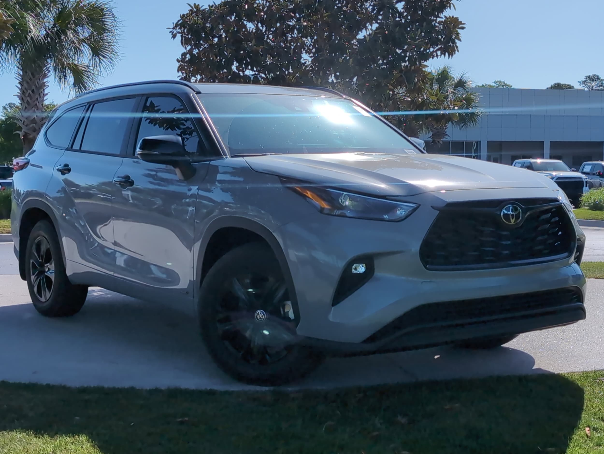 2025 Toyota Highlander Hybrid XLE Nightshade photo 2