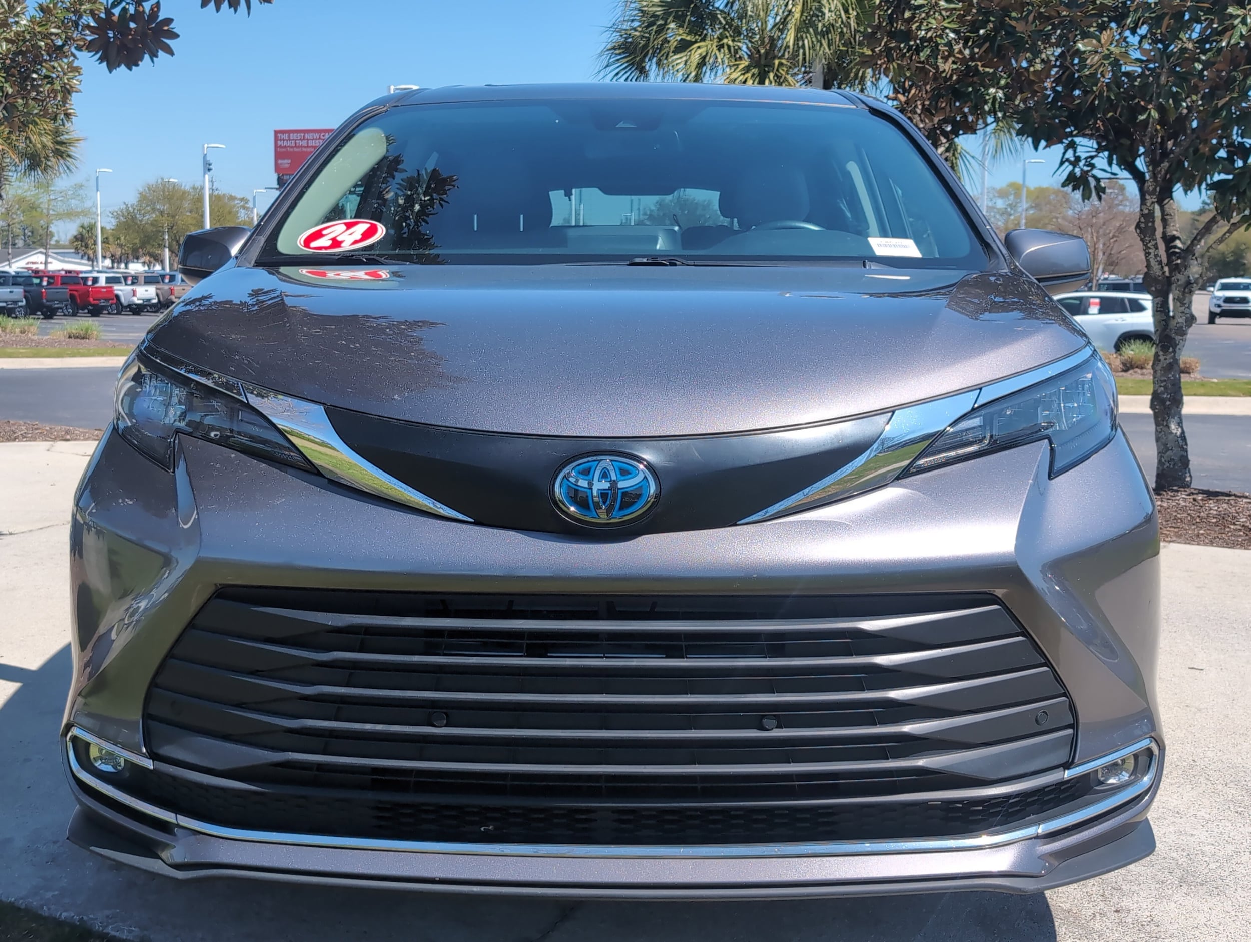 2024 Toyota Sienna XLE photo 2