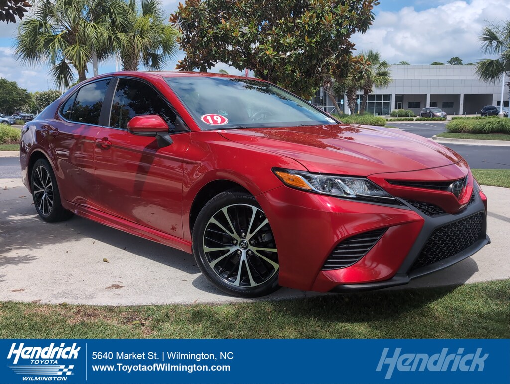 Used 2019 Toyota Camry SE Sedan