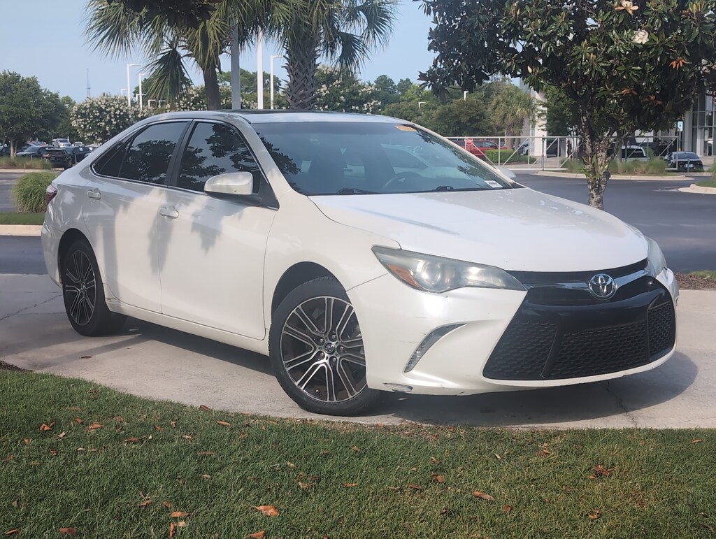 Used 2016 Toyota Camry SE Sedan