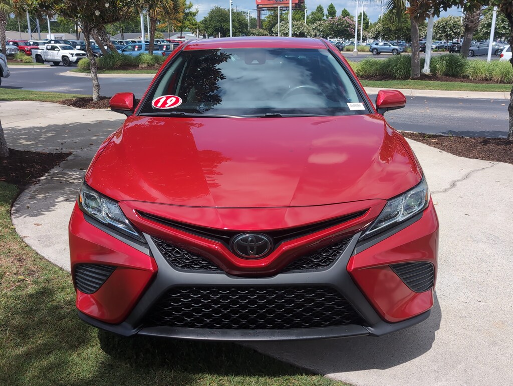 Used 2019 Toyota Camry SE Sedan