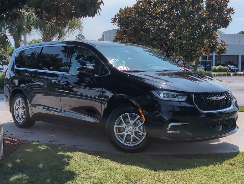 Used 2024 Chrysler Pacifica Touring L Minivan