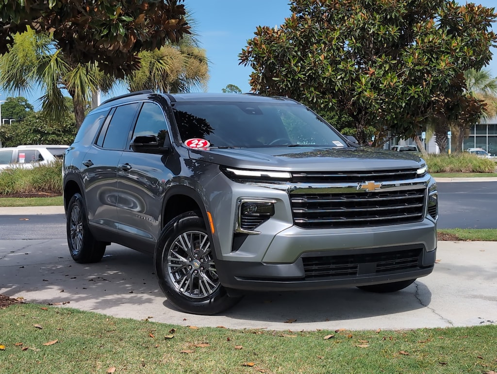 Used 2025 Chevrolet Traverse AWD LT SUV