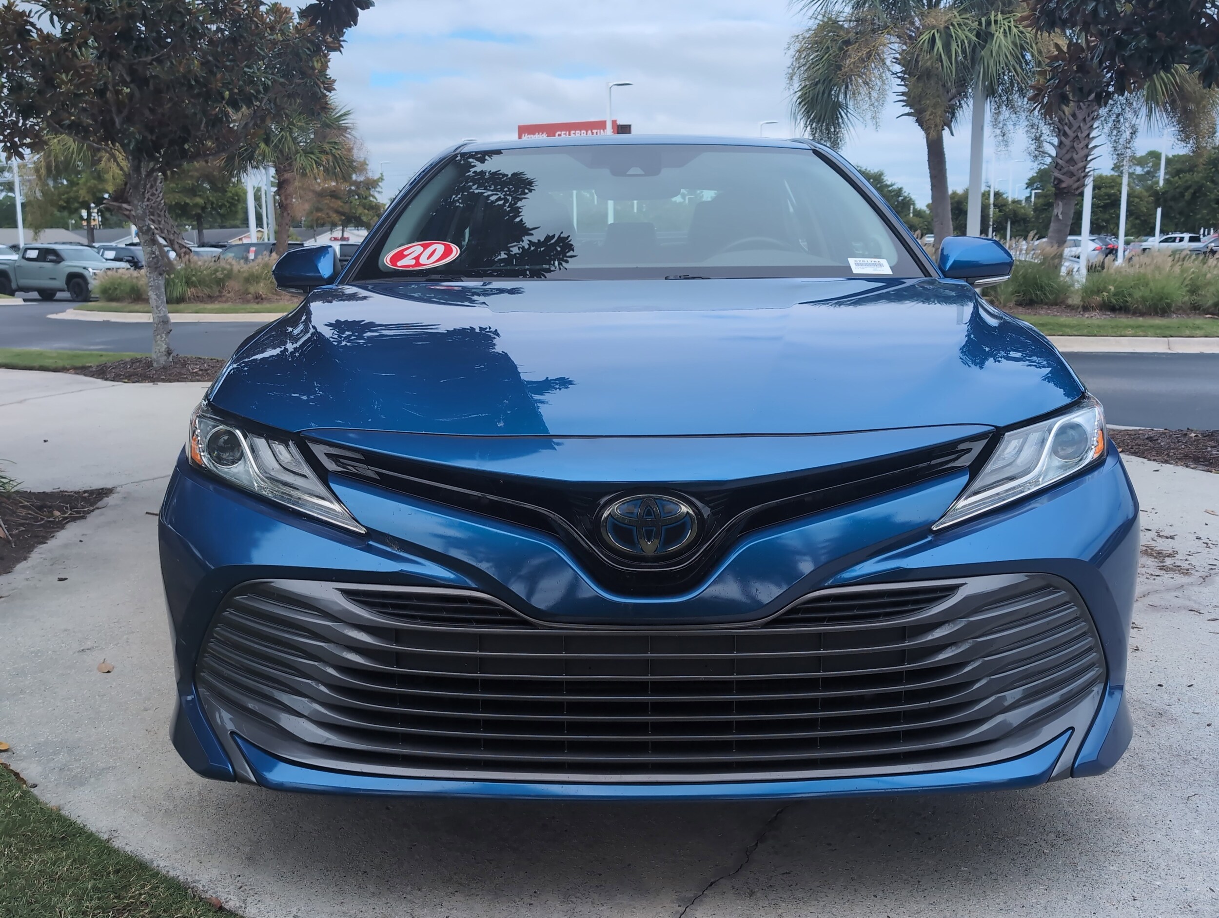 2020 Toyota Camry Hybrid XLE photo 2