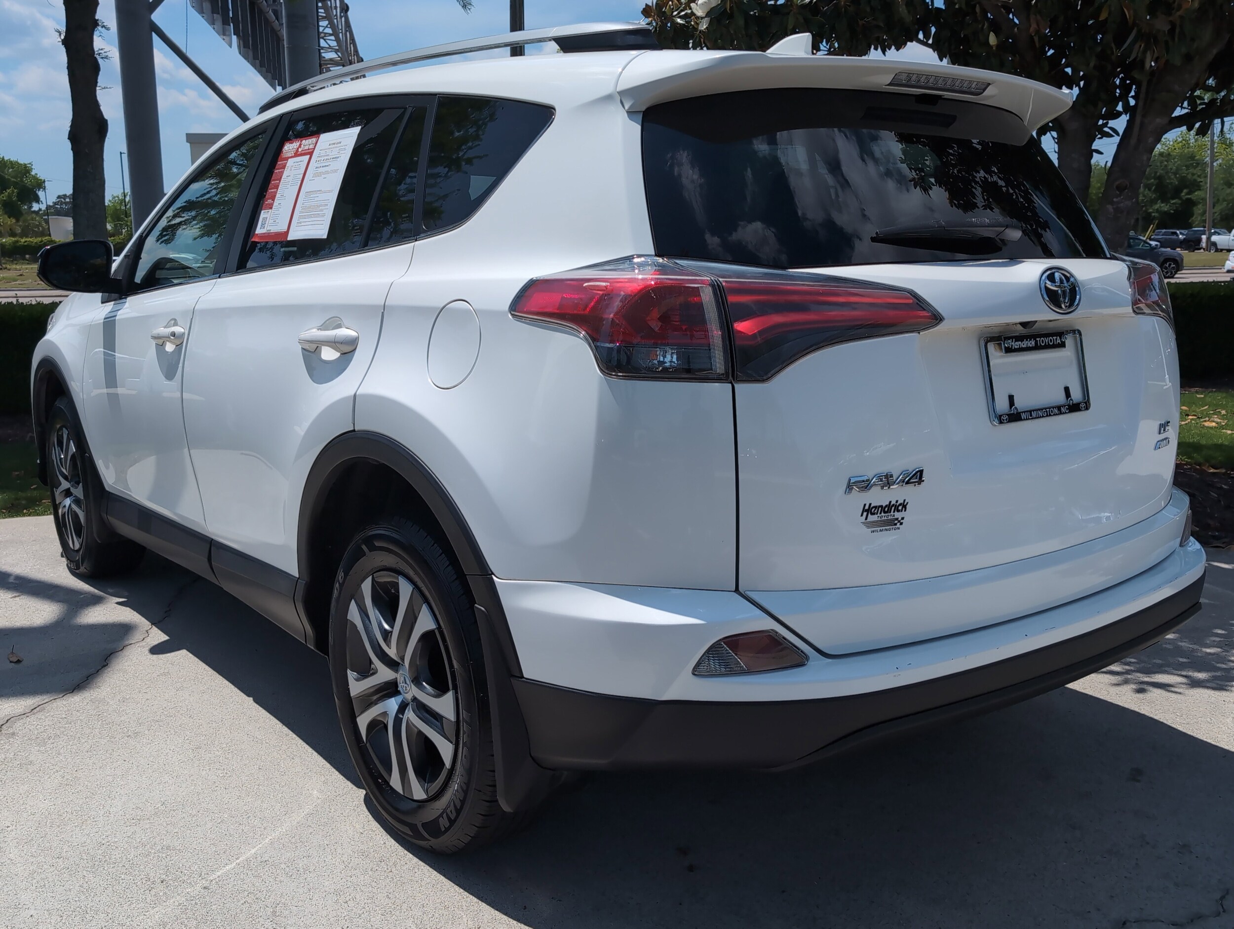 2018 Toyota RAV4 LE photo 3