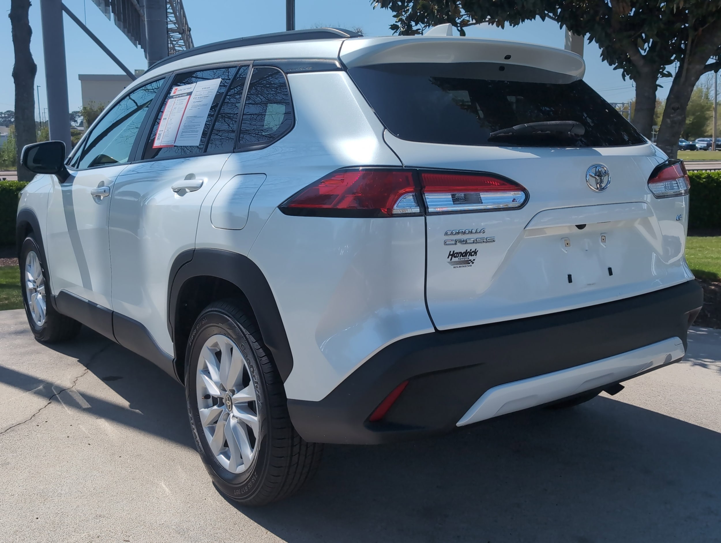 2022 Toyota Corolla Cross LE photo 3