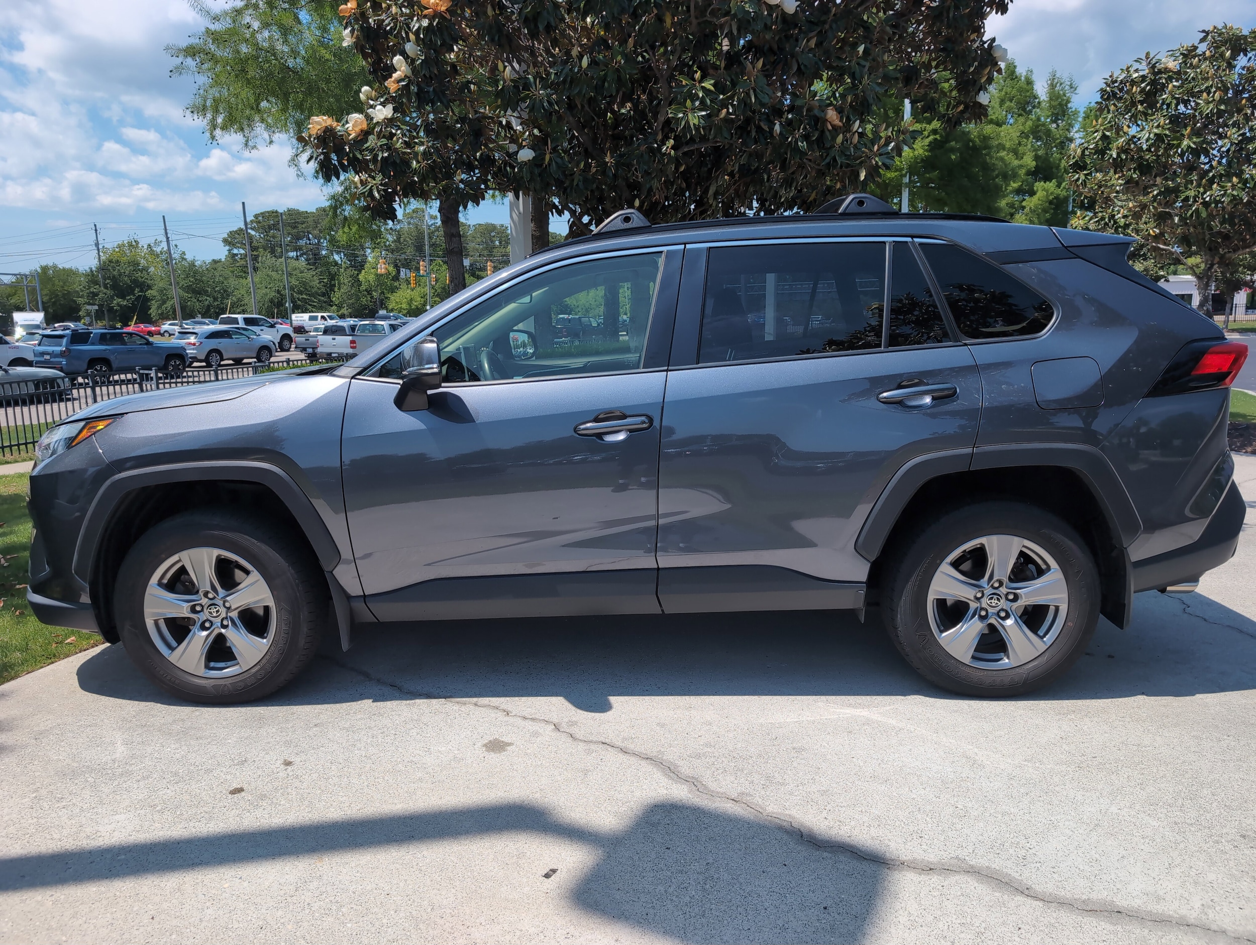 2023 Toyota RAV4 XLE photo 6