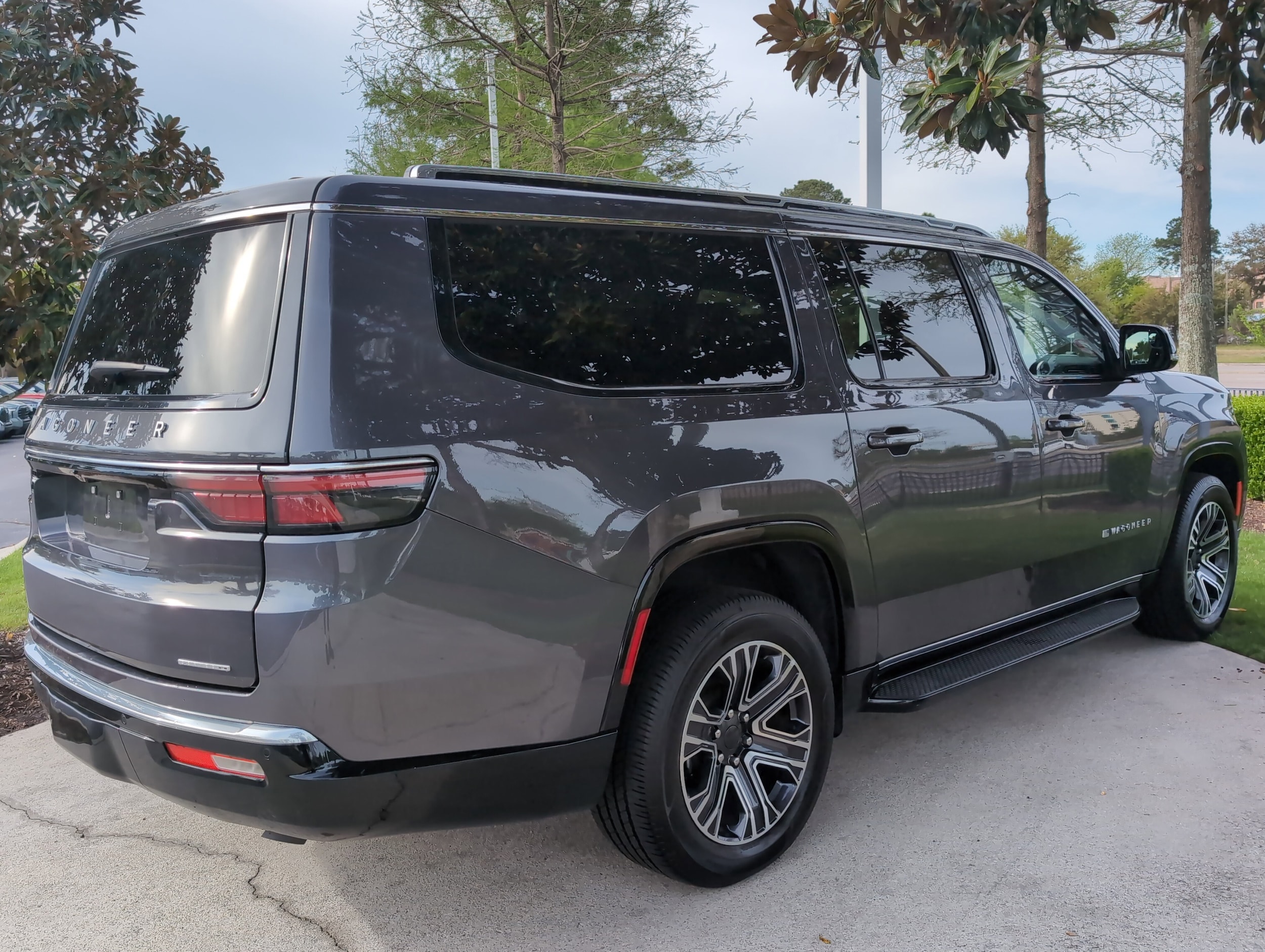 2024 Jeep Wagoneer L Series II photo 3