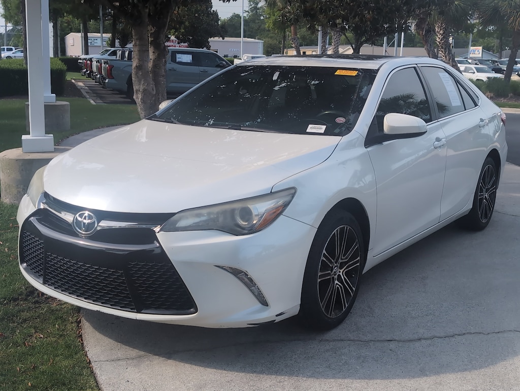 Used 2016 Toyota Camry SE Sedan