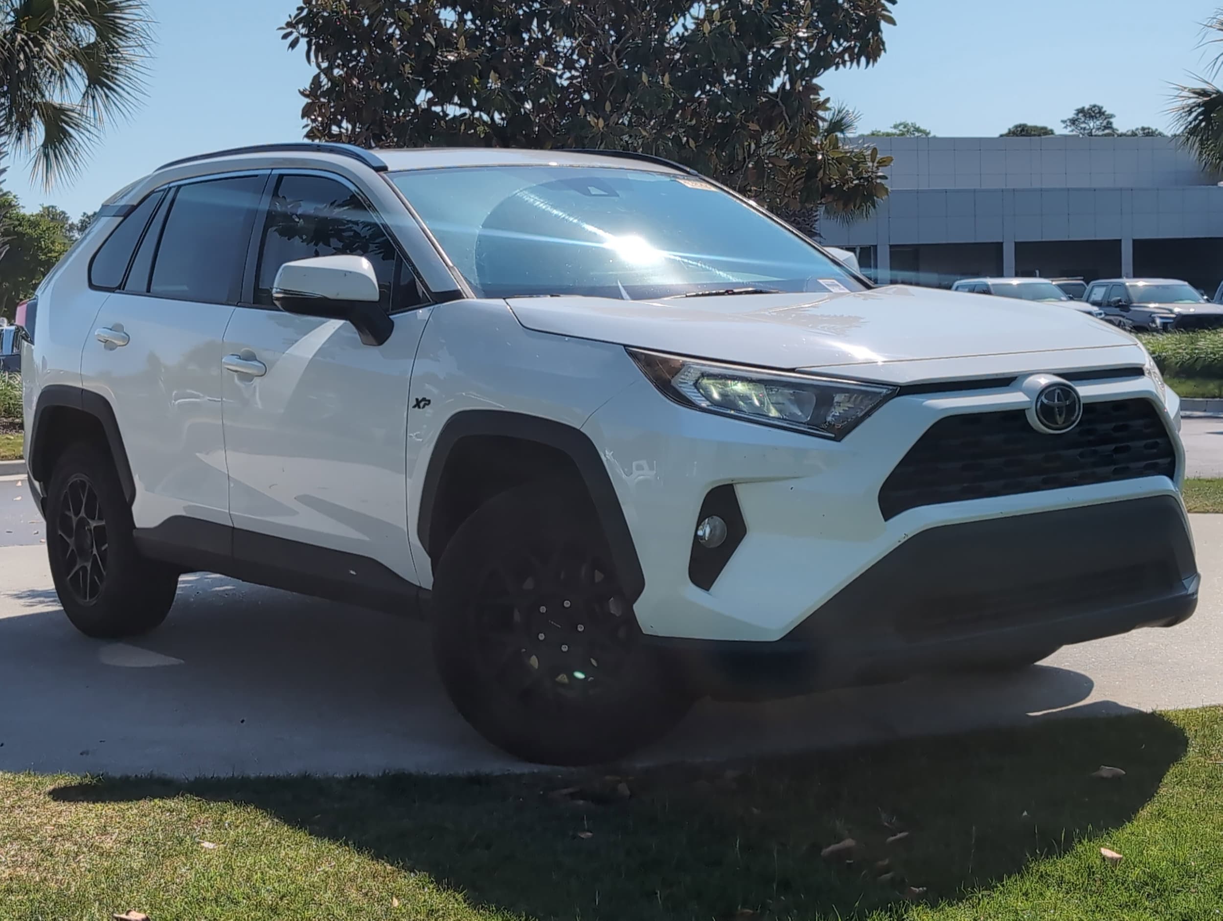 2021 Toyota RAV4 XLE photo 2