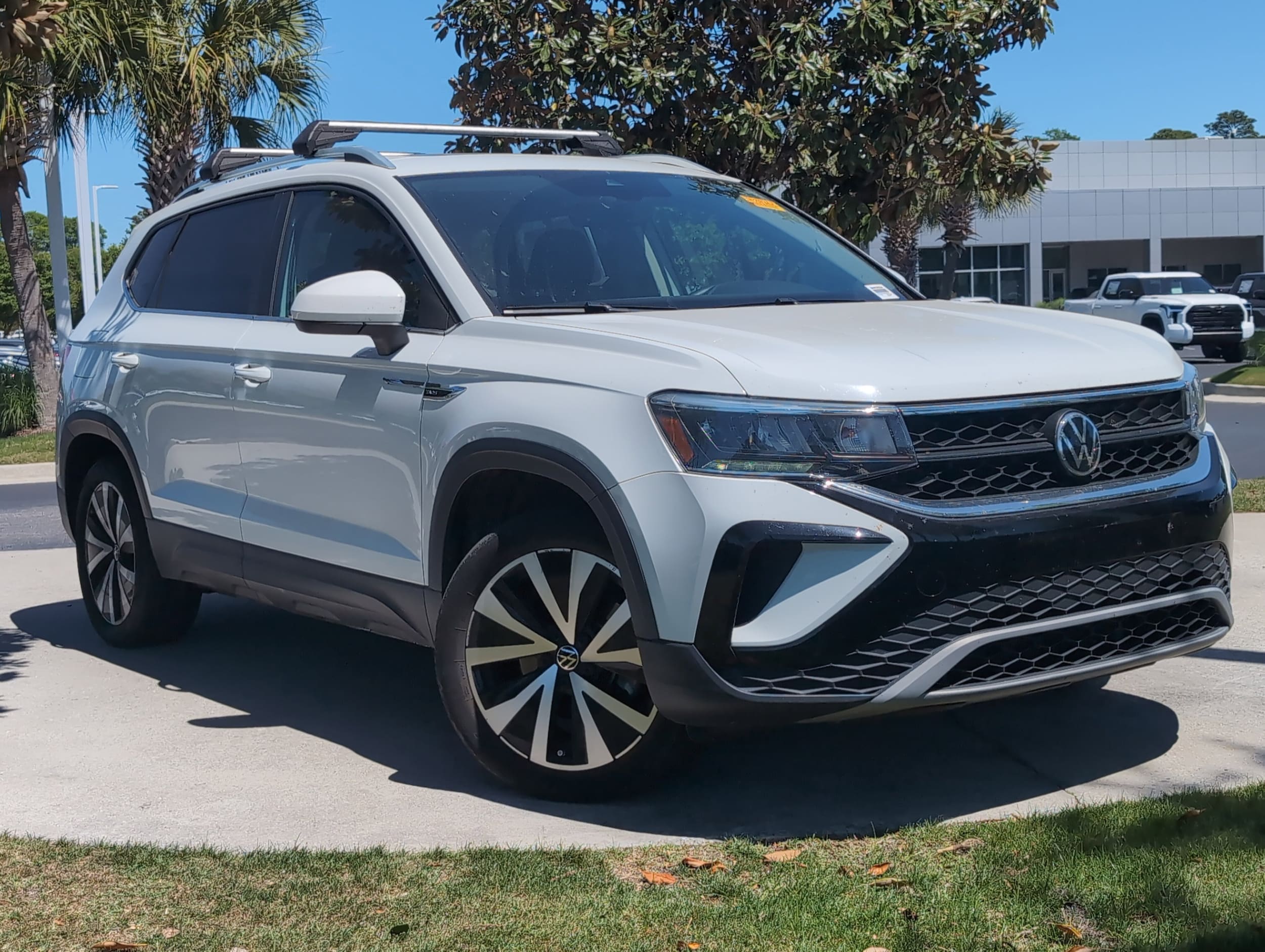 2022 Volkswagen Taos SE photo 2