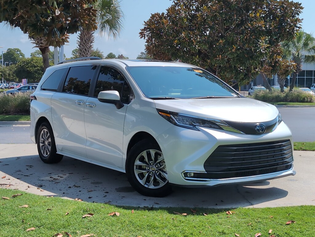 Certified 2022 Toyota Sienna XLE Minivan