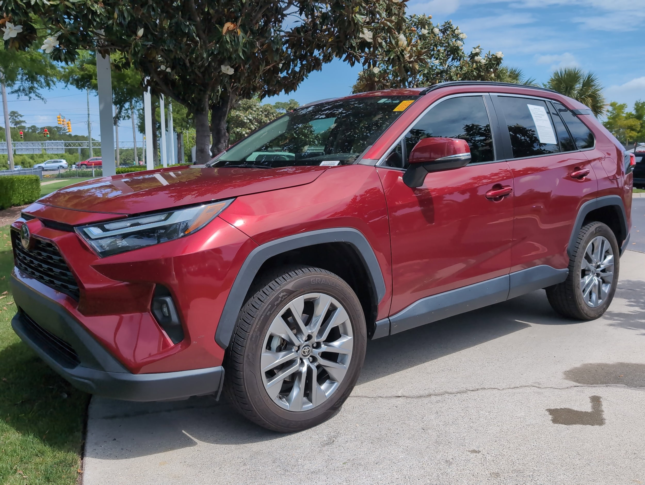 2023 Toyota RAV4 XLE Premium photo 5