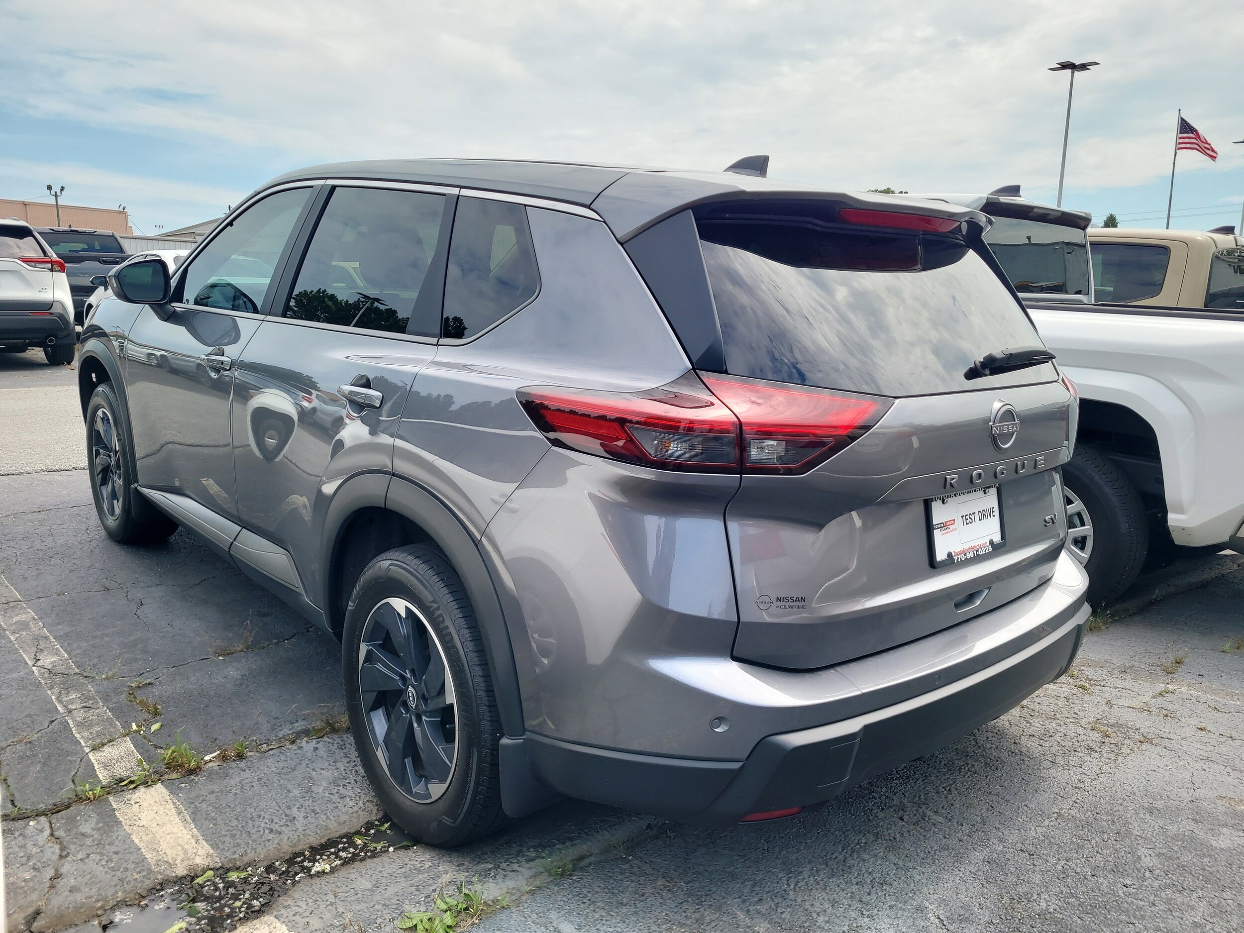 2024 Nissan Rogue SV photo 3