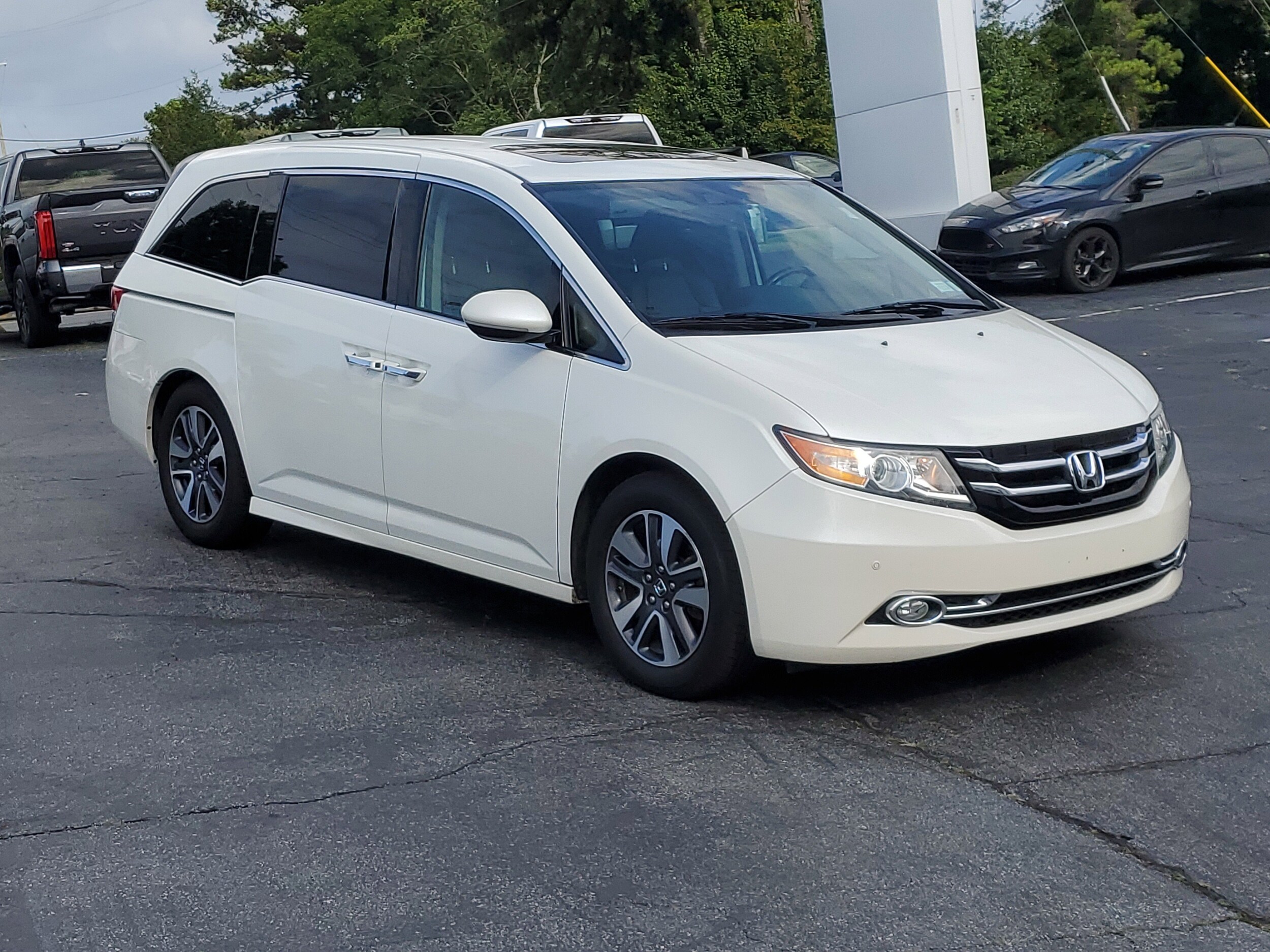 2014 Honda Odyssey Touring photo 3