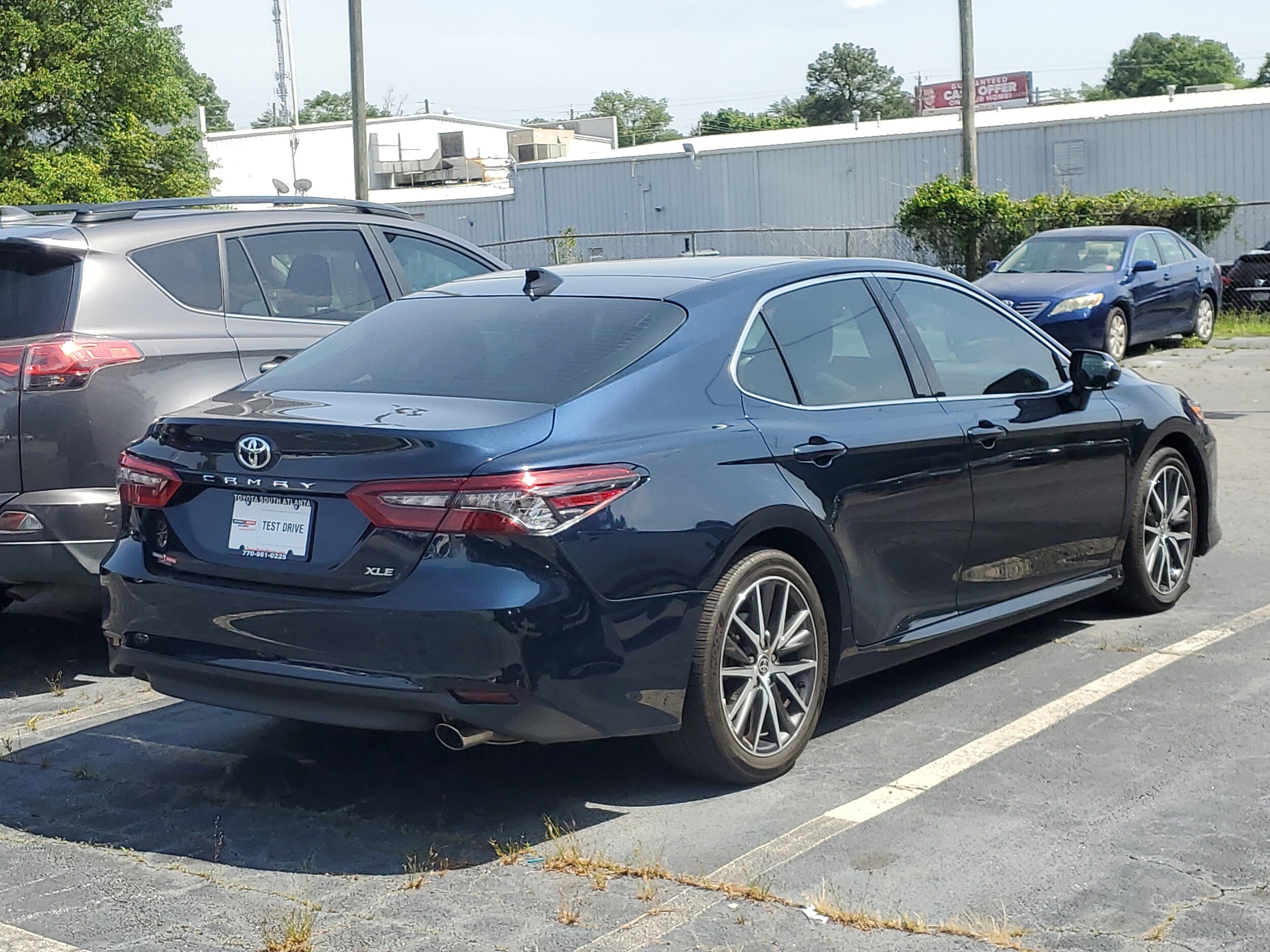 2021 Toyota Camry XLE photo 3