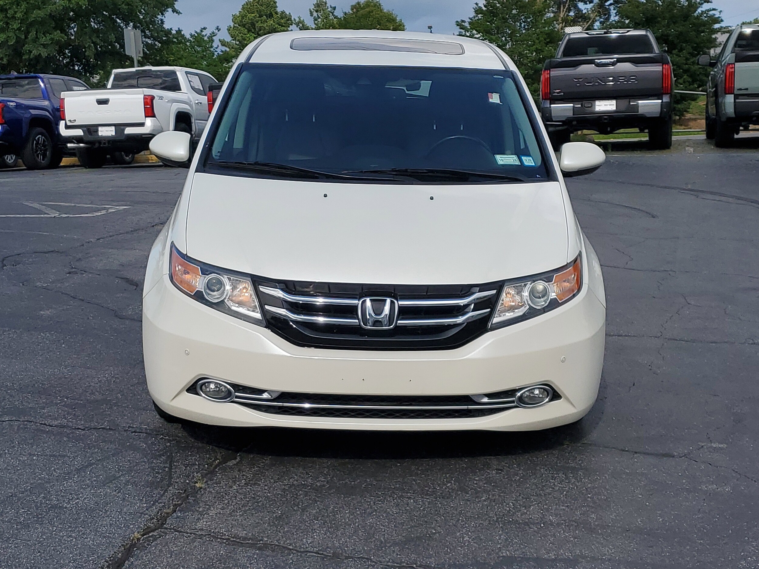 2014 Honda Odyssey Touring photo 2