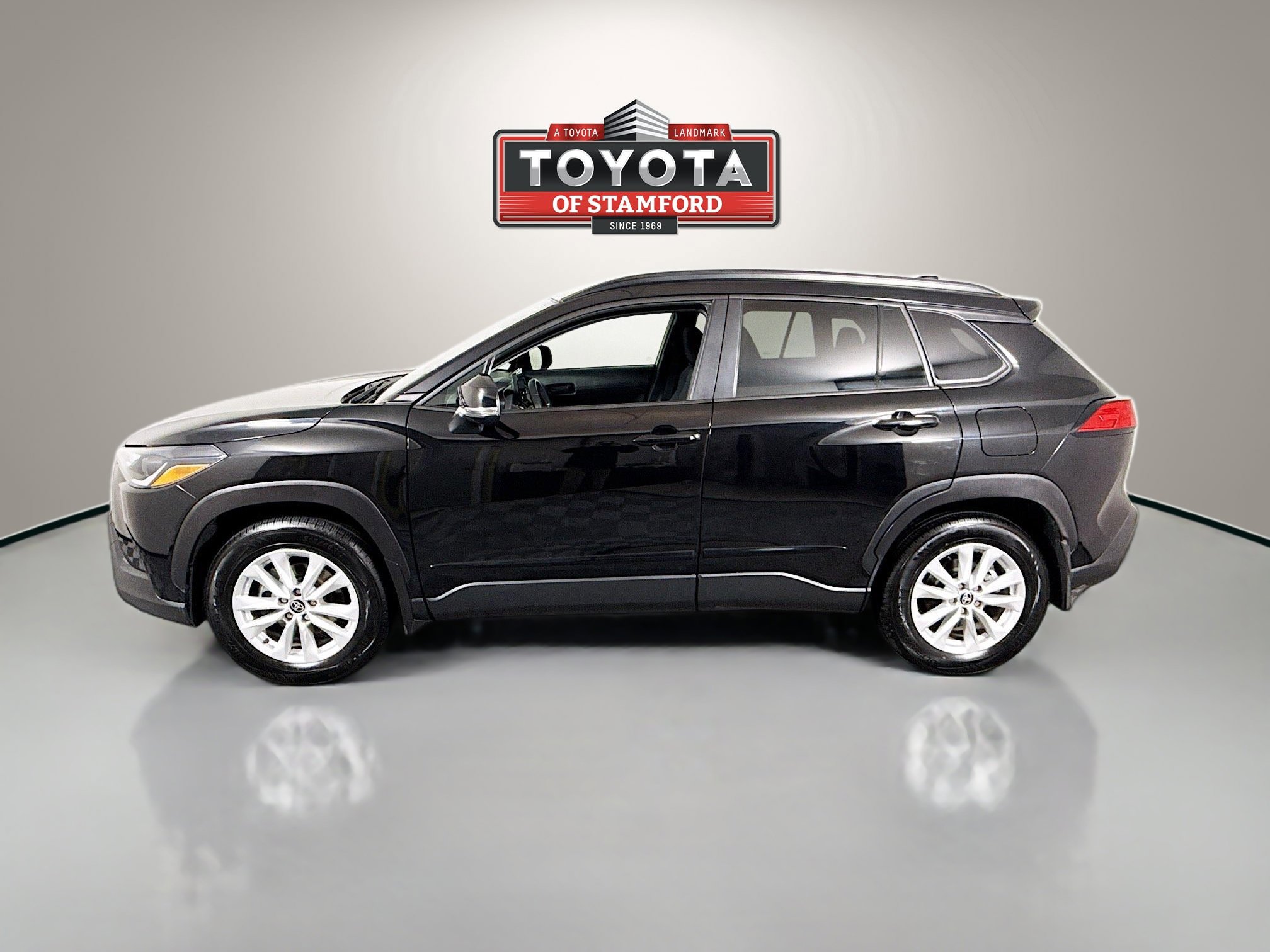 2022 Toyota Corolla Cross LE photo 3