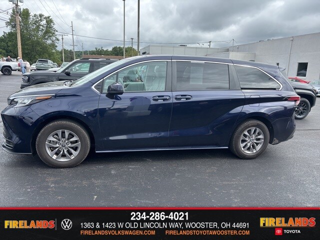 2022 Toyota Sienna LE photo 2