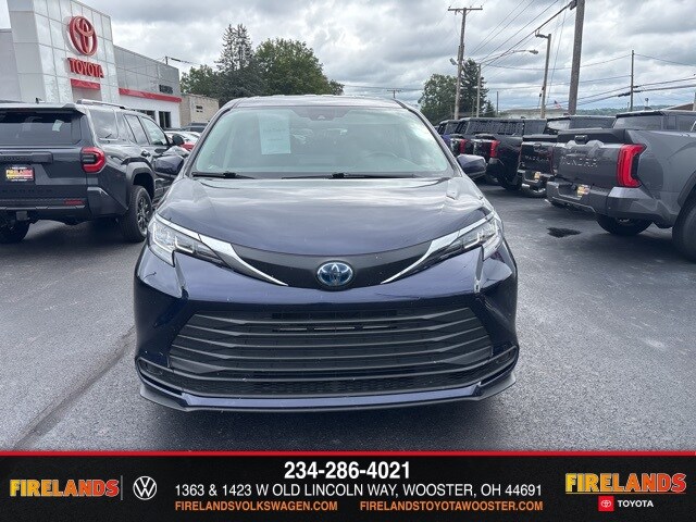 2022 Toyota Sienna LE photo 3