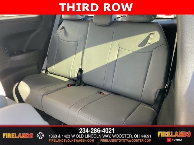 2025 Toyota Sienna XLE photo 3