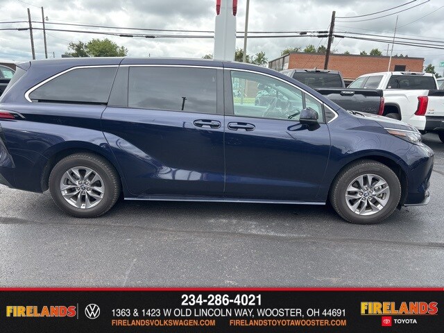 2022 Toyota Sienna LE photo 2