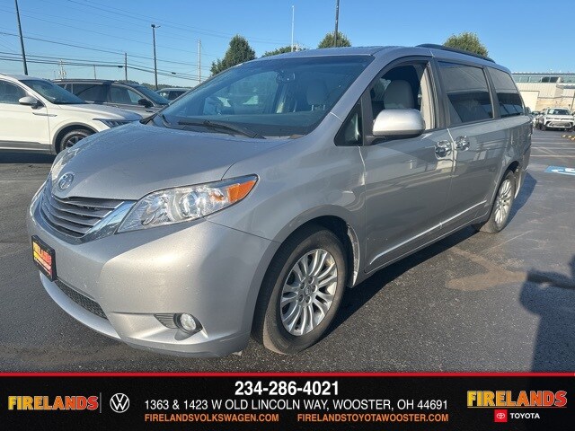 2017 Toyota Sienna L photo 2