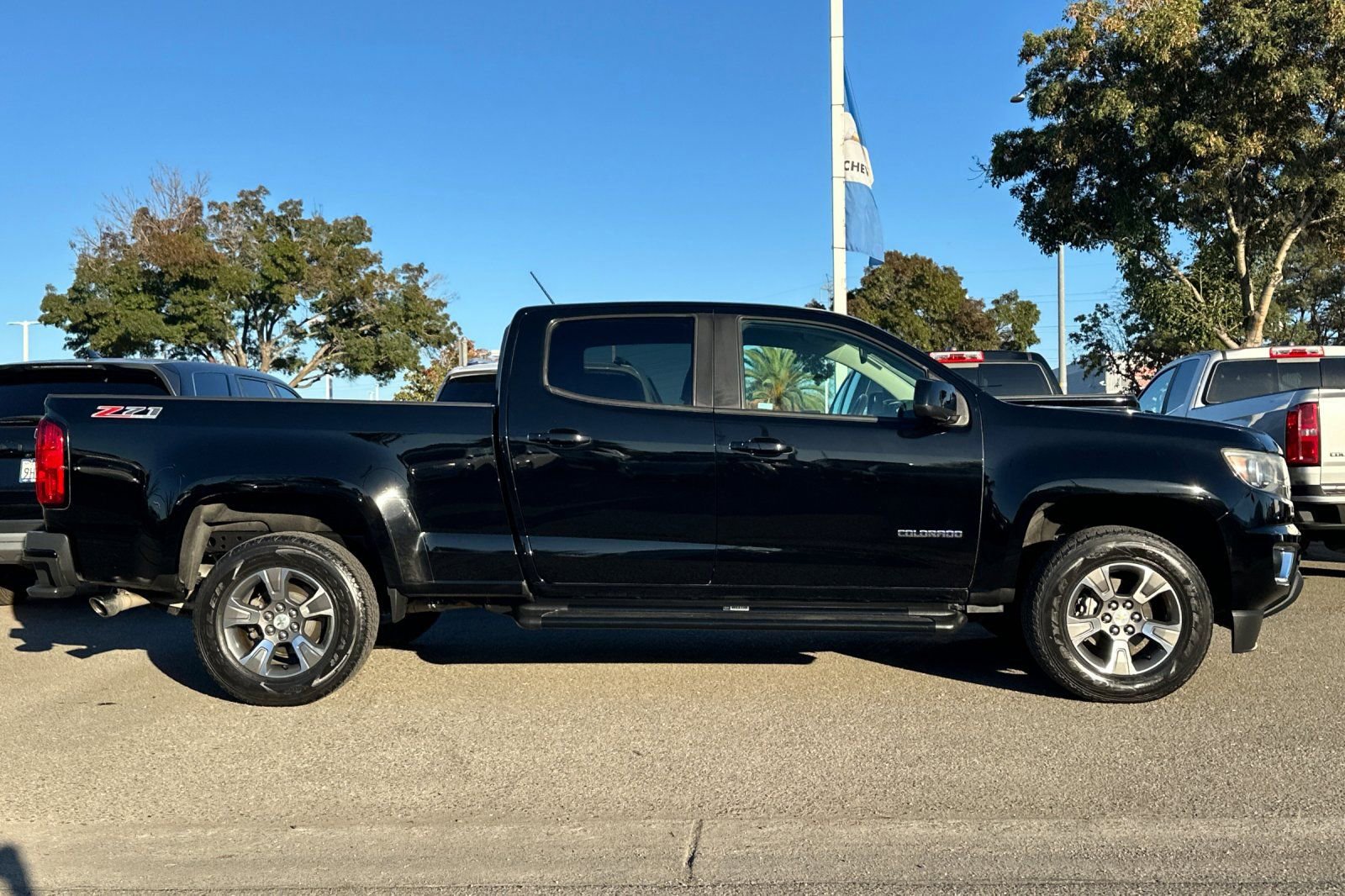 2017 Chevrolet Colorado Z71 photo 2