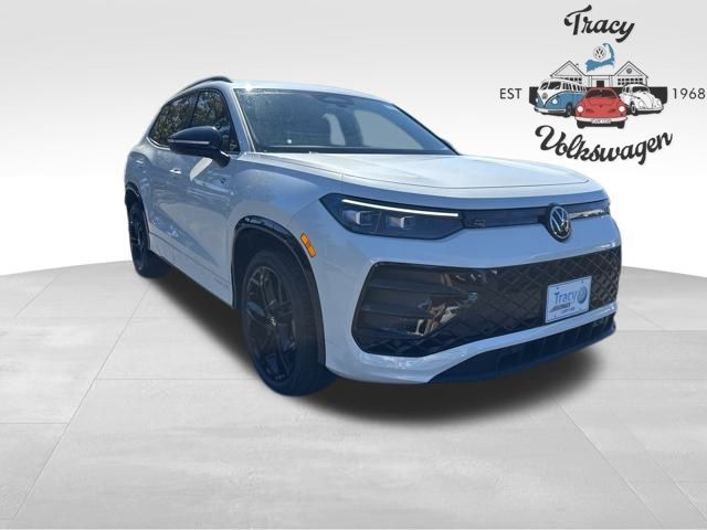 2025 Volkswagen Tiguan SE R-LINE BLACK's photo