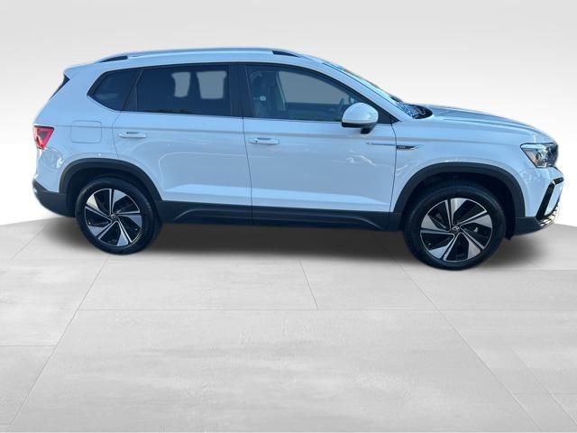 2024 Volkswagen Taos SE photo 2