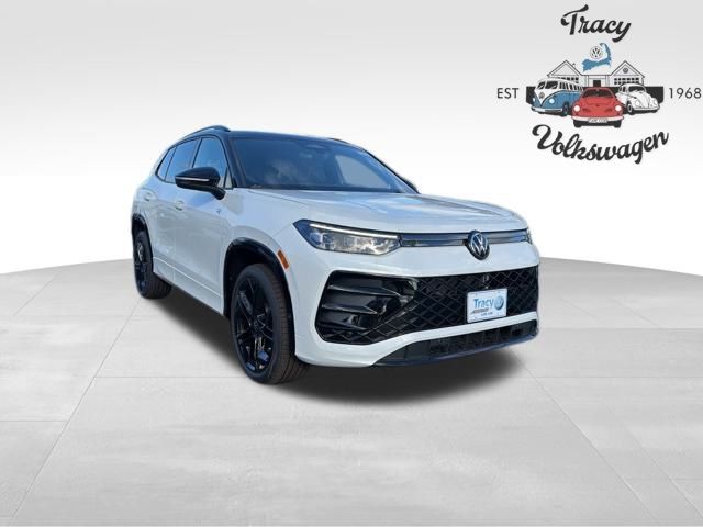 2025 Volkswagen Tiguan SE R-LINE BLACK's photo