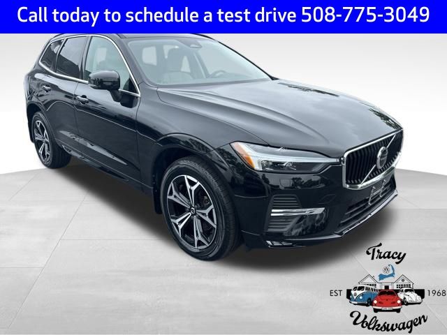 2022 Volvo XC60 Momentum's photo