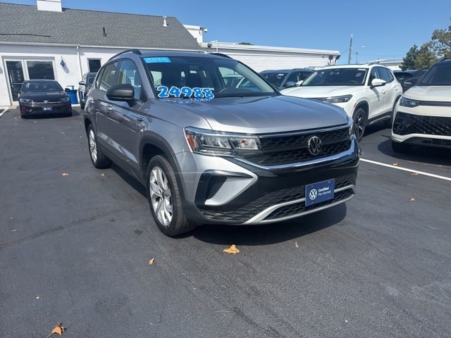 2023 Volkswagen Taos S's photo