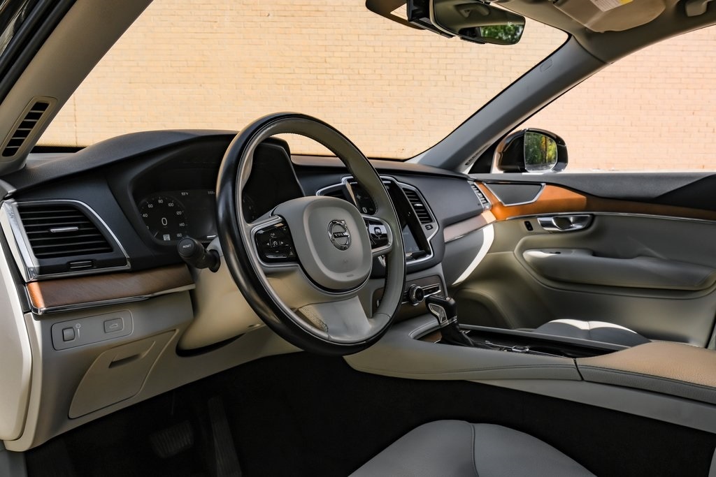 Used 2021 Volvo XC90 T6 Momentum SUV